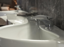 Студия Zaha Hadid Architects представила интерьер ванной комнаты для испанского бренда Porcelanosa.