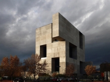 14-этажная постройка из бетона была спроектирована чилийской студией Elemental.